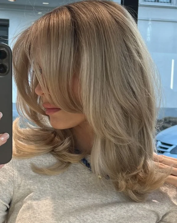 Стрижка з чубчиком-занавіскою