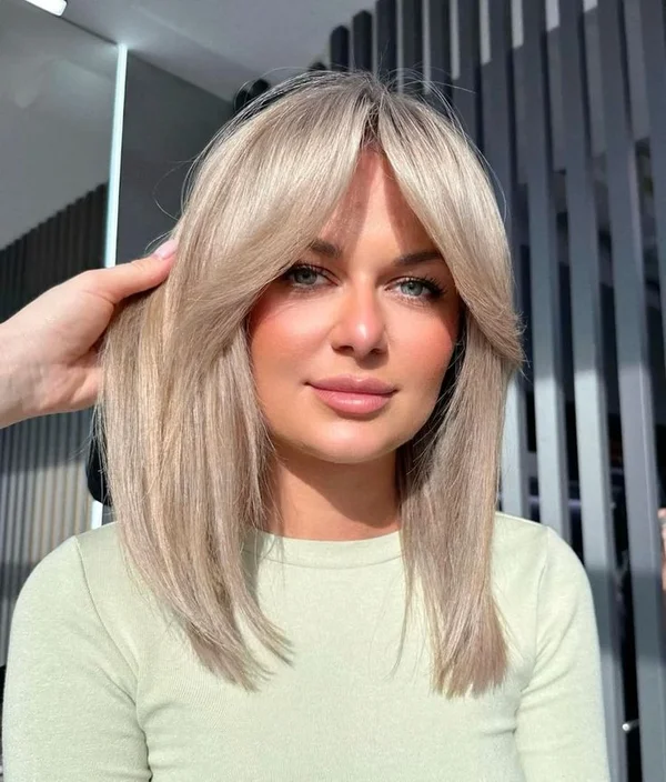 Стрижка з чубчиком-занавіскою